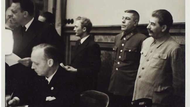 Фотография из лота аукционного дома Литфонд: Подписание пакта Молотова-Риббентропа и др. / фото Генриха Гофмана Фотография из лота аукционного дома Литфонд: Подписание пакта Молотова-Риббентропа и др. / фото Генриха Гофмана