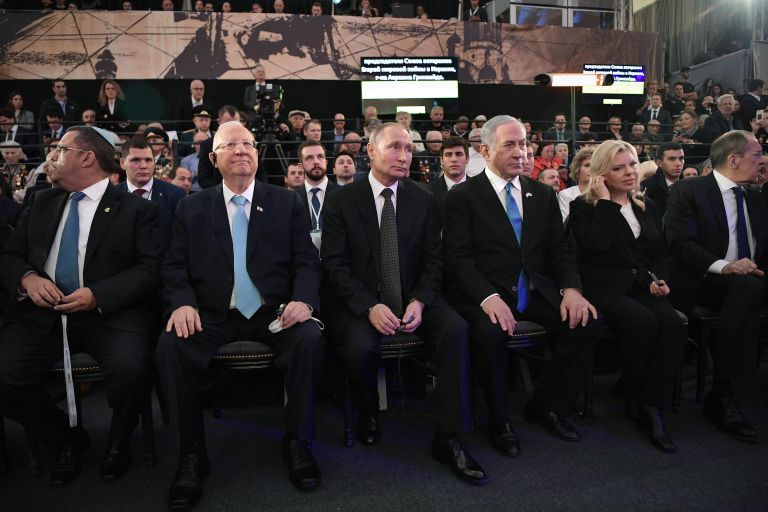Президент РФ Владимир Путин, президент Израиля Реувен Ривлин и премьер-министр Израиля Биньямин Нетаньяху на церемонии открытия памятника жителям и защитникам блокадного Ленинграда Свеча памяти на территории парка Сакер в Иерусалиме. Президент РФ Владимир Путин, президент Израиля Реувен Ривлин и премьер-министр Израиля Биньямин Нетаньяху на церемонии открытия памятника жителям и защитникам блокадного Ленинграда Свеча памяти на территории парка Сакер в Иерусалиме.