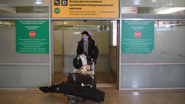 Пассажир в защитной маске в аэропорту Пассажир в защитной маске в аэропорту