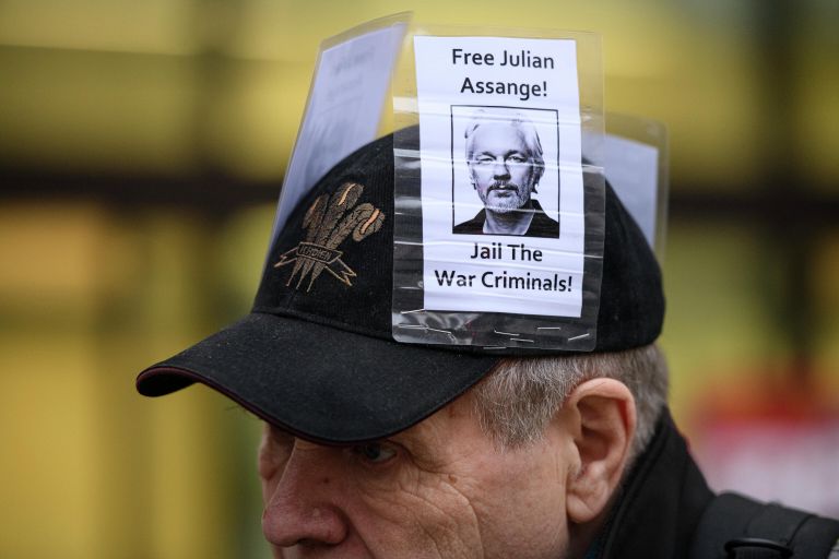 Участник акции против экстрадиции основателя Wikileaks Джулиана Ассанжа у магистратского суда лондонского района Вестминстер