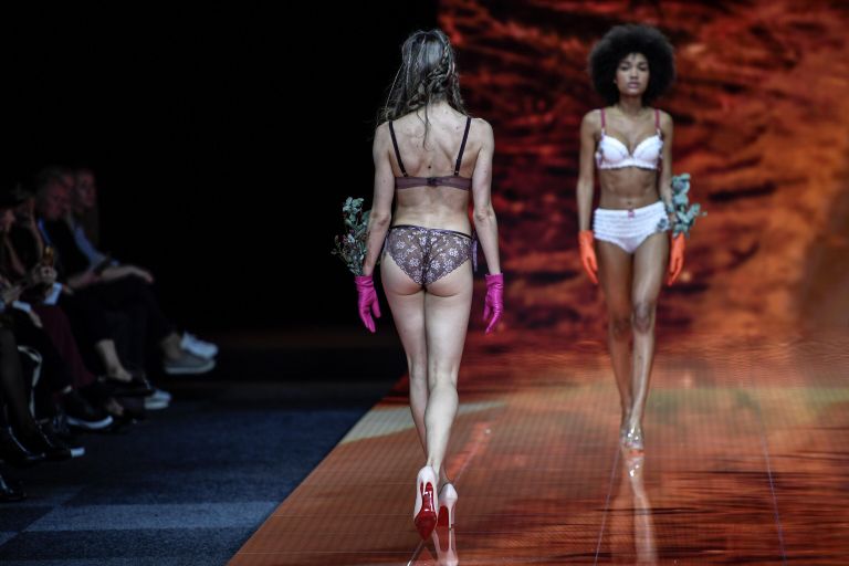 Модели представляют коллекцию нижнего белья на показе International Lingerie Fair в Париже