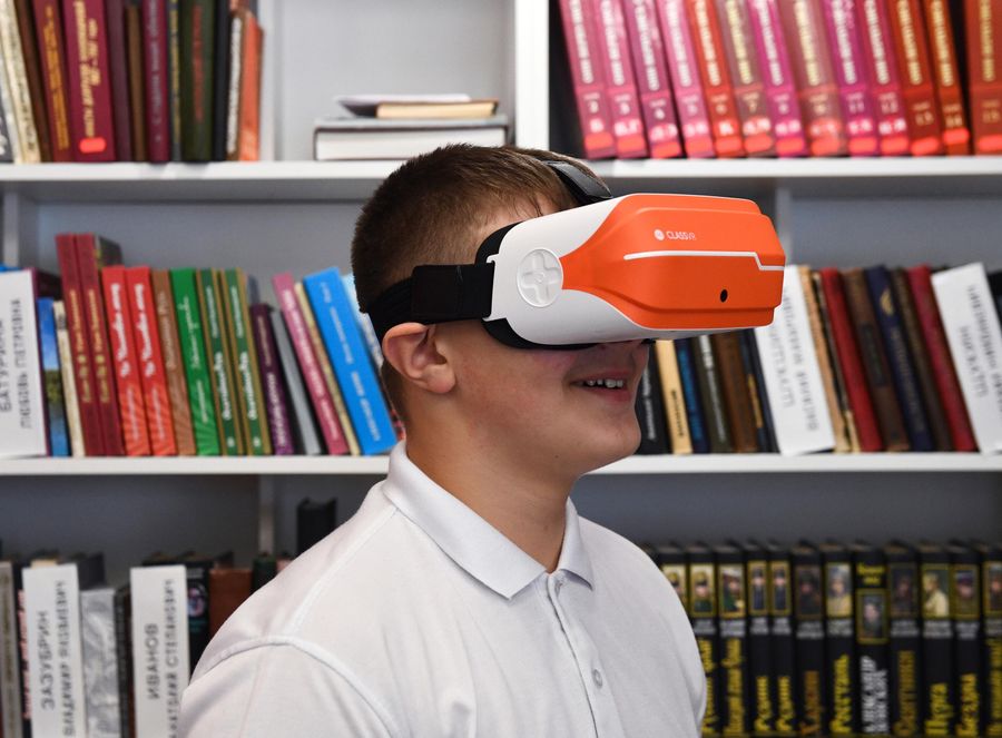 Школьник в VR-очках на открытии модернизированной модельной библиотеки им. А. Кухно в селе Криводановка Новосибирской области Школьник в VR-очках на открытии модернизированной модельной библиотеки им. А. Кухно в селе Криводановка Новосибирской области