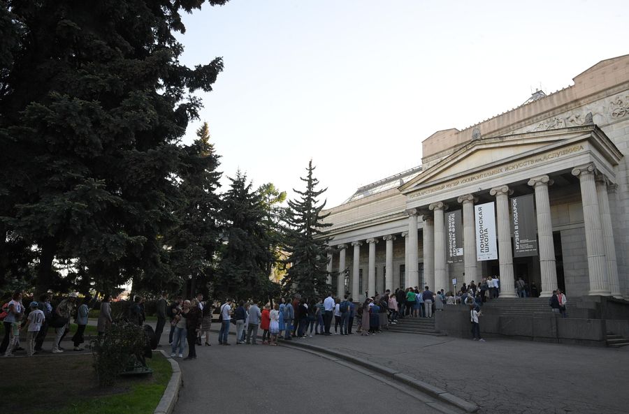 Очередь у входа в главное здание ГГМИИ имени А.С. Пушкина на улице Волхонке во время акции Ночь музеев в Москве Очередь у входа в главное здание ГГМИИ имени А.С. Пушкина на улице Волхонке во время акции Ночь музеев в Москве