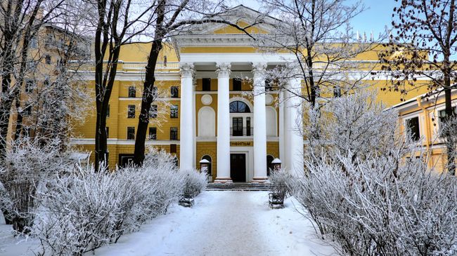 Главное здание Киностудии Ленфильм в Санкт-Петербурге