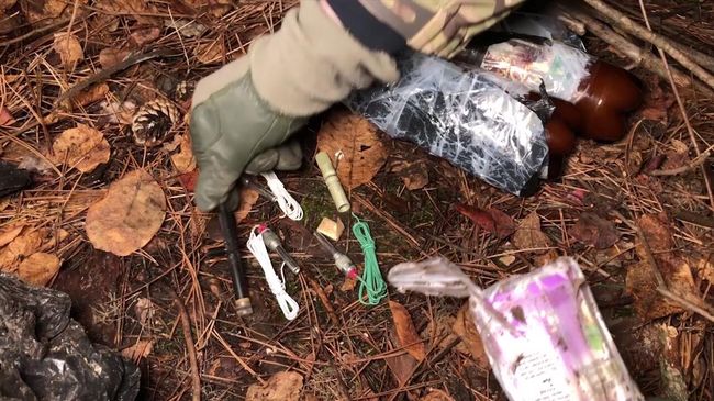 Сотрудники ФСБ РФ нашли схрон с оружием и боеприпасами в Крыму Сотрудники ФСБ РФ нашли схрон с оружием и боеприпасами в Крыму