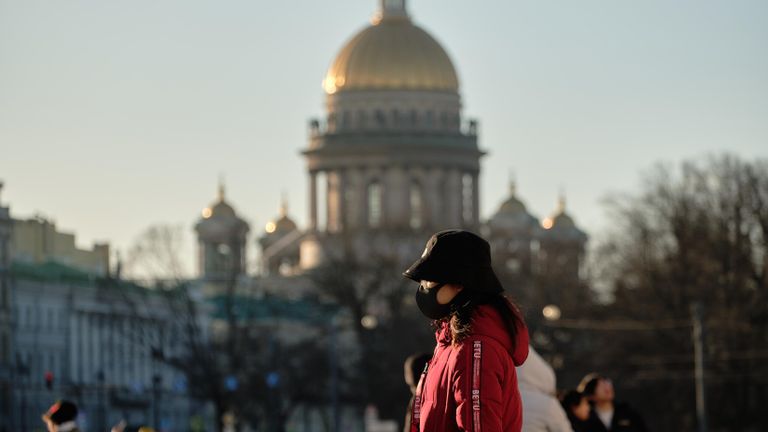 Китайская туристка на Дворцовой площади в Санкт-Петербурге Китайская туристка на Дворцовой площади в Санкт-Петербурге