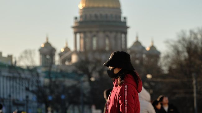 Китайская туристка на Дворцовой площади в Санкт-Петербурге Китайская туристка на Дворцовой площади в Санкт-Петербурге