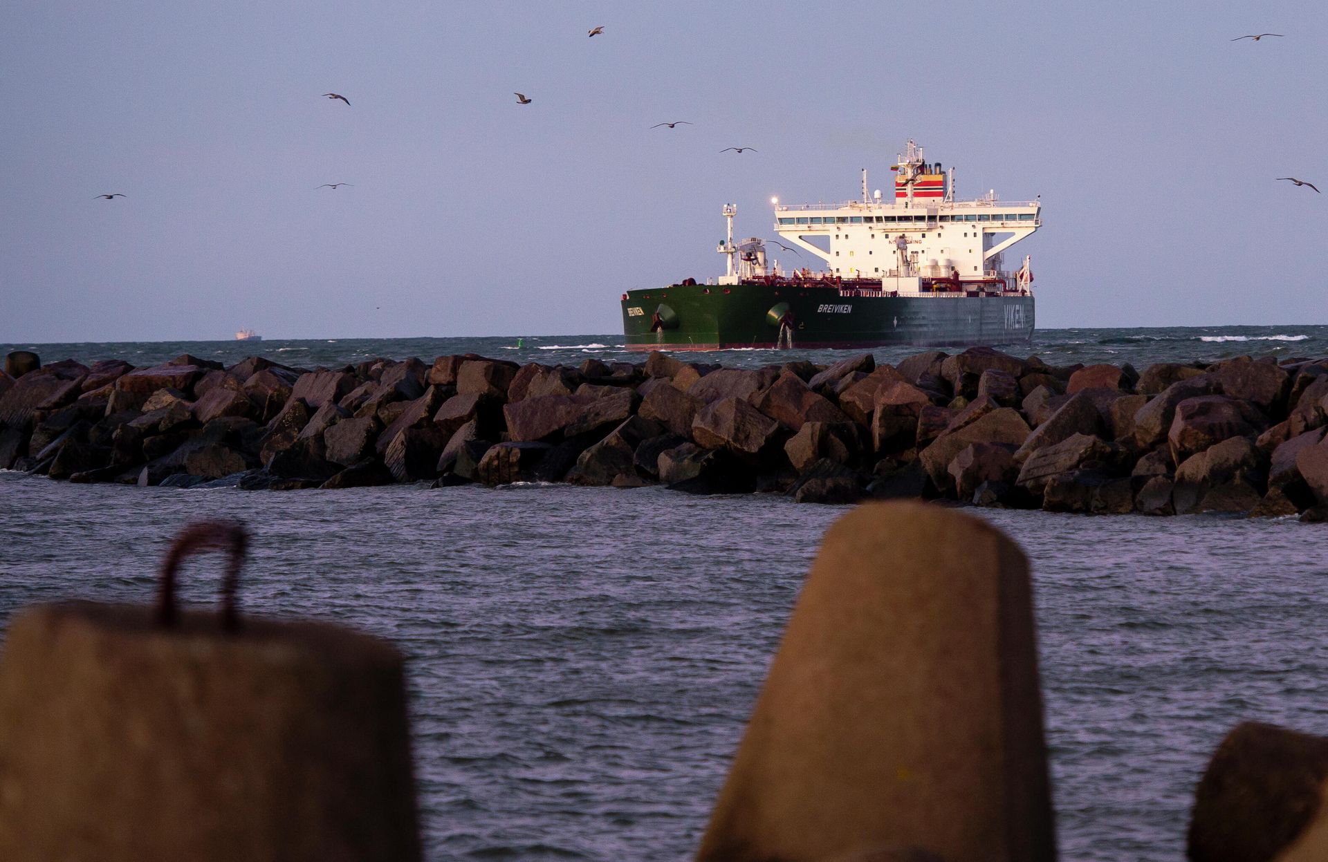 Норвежский нефтяной танкер Breiviken проходит через морской порт Клайпеды - РИА Новости, 1920, 15.07.2025