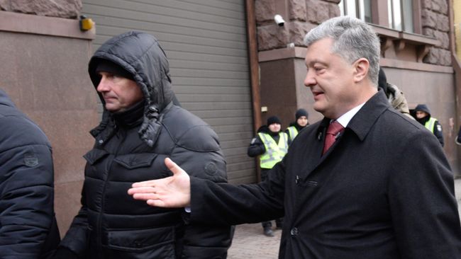 Экс-президент Украины Петр Порошенко у здания Государственного бюро расследований в Киеве. 24 января 2020 Экс-президент Украины Петр Порошенко у здания Государственного бюро расследований в Киеве. 24 января 2020