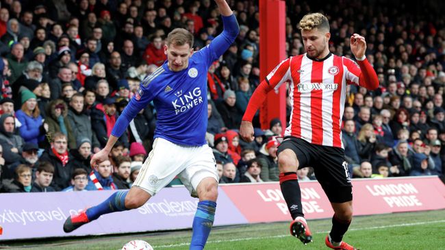 Soccer Football - FA Cup Fourth Round - Brentford v Leicester City - Griffin Park, Brentford, Britain - January 25, 2020 Leicester City's Marc Albrighton in action with Brentford's Emiliano Marcondes Action Images via Reuters/Paul Childs Soccer Football - FA Cup Fourth Round - Brentford v Leicester City - Griffin Park, Brentford, Britain - January 25, 2020 Leicester City's Marc Albrighton in action with Brentford's Emiliano Marcondes Action Images via Reuters/Paul Childs
