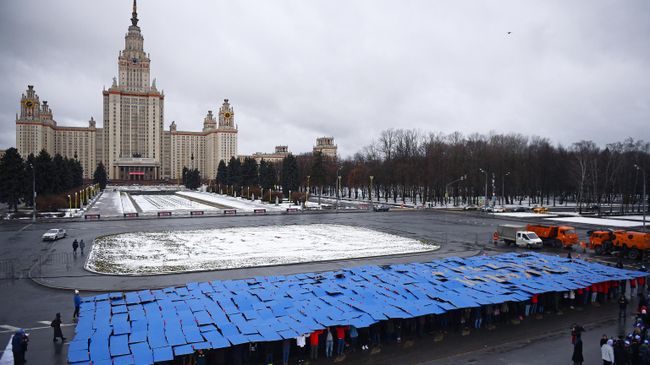 Участники флешмоба Зачетка, проходящего в рамках празднования российского студенчества, на Университетской площади перед главным зданием МГУ Участники флешмоба Зачетка, проходящего в рамках празднования российского студенчества, на Университетской площади перед главным зданием МГУ