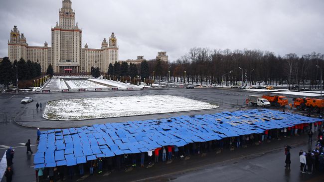 Участники флешмоба Зачетка, проходящего в рамках празднования российского студенчества, на Университетской площади перед главным зданием МГУ Участники флешмоба Зачетка, проходящего в рамках празднования российского студенчества, на Университетской площади перед главным зданием МГУ