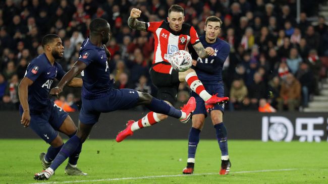 Soccer Football - FA Cup Fourth Round - Southampton v Tottenham Hotspur - St Mary's Stadium, Southampton, Britain - January 25, 2020 Southampton's Danny Ings shoots at goal REUTERS/Peter Nicholls Soccer Football - FA Cup Fourth Round - Southampton v Tottenham Hotspur - St Mary's Stadium, Southampton, Britain - January 25, 2020 Southampton's Danny Ings shoots at goal REUTERS/Peter Nicholls