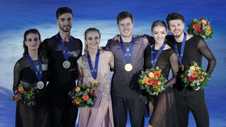 Призеры соревнований в танцах на льду чемпионата Европы по фигурному катанию на церемонии награждения (слева направо): Габриэлла Пападакис и Гийом Сизерон (Франция) - серебряные медали, Виктория Синицина и Никита Кацалапов (Россия) - золотые медали, Александра Степанова и Иван Букин (Россия) - бронзовые медали.