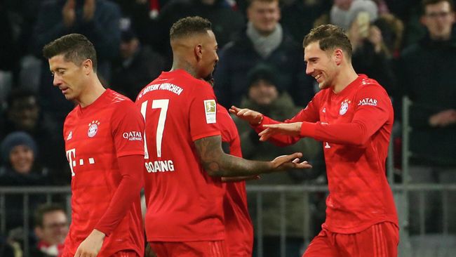 Soccer Football - Bundesliga - Bayern Munich v Schalke 04 - Allianz Arena, Munich, Germany - January 25, 2020  Bayern Munich's Leon Goretzka celebrates scoring their third goal with teammates               REUTERS/Michael Dalder  DFL regulations prohibit any use of photographs as image sequences and/or quasi-video