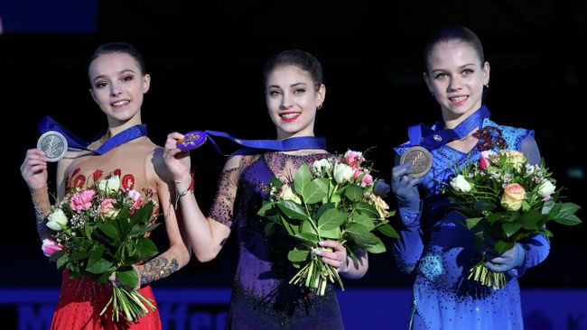 Призеры чемпионата Европы по фигурному катанию в женском одиночном катании на церемонии награждения (слева направо): Анна Щербакова (Россия) - серебряная медаль, Алена Косторная (Россия) - золотая медаль,Александра Трусова (Россия) - бронзовая медаль.