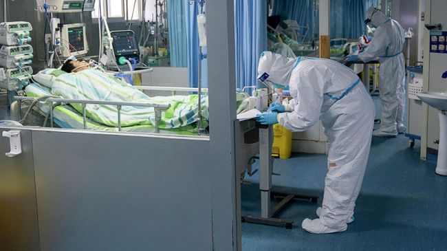 Врачи в отделении интенсивной терапии больницы в Китае Врачи в отделении интенсивной терапии больницы в Китае