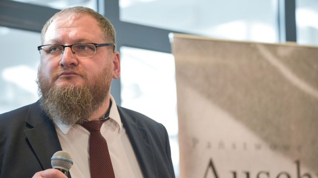Директор Государственного музея Аушвиц-Биркенау Петр Цивиньски на встрече бывших узников Освенцима с журналистами Директор Государственного музея Аушвиц-Биркенау Петр Цивиньски на встрече бывших узников Освенцима с журналистами