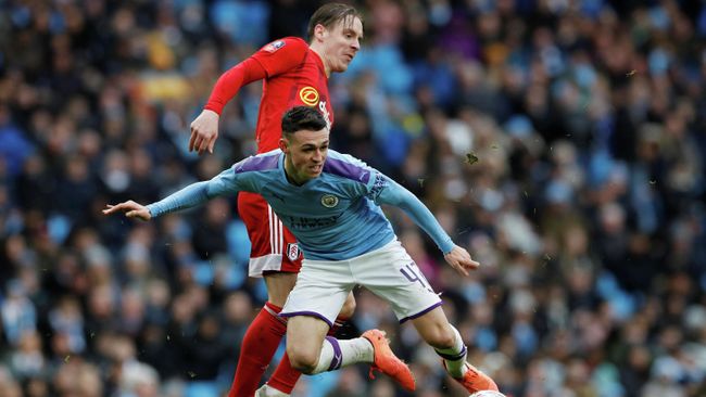 Soccer Football - FA Cup Fourth Round - Manchester City v Fulham - Etihad Stadium, Manchester, Britain - January 26, 2020 Manchester City's Phil Foden in action with Fulham's Stefan Johansen REUTERS/Phil Noble Soccer Football - FA Cup Fourth Round - Manchester City v Fulham - Etihad Stadium, Manchester, Britain - January 26, 2020 Manchester City's Phil Foden in action with Fulham's Stefan Johansen REUTERS/Phil Noble