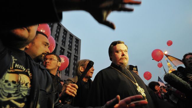 Протоиерей Всеволод Чаплин беседует с участниками автопробега по Садовому кольцу в поддержку РПЦ на проспекте академика Сахарова в Москве