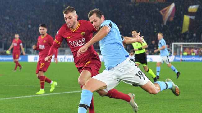 Soccer Football - Serie A - AS Roma v Lazio - Stadio Olimpico, Rome, Italy - January 26, 2020 Lazio's Senad Lulic in action with AS Roma's Davide Santon REUTERS/Jennifer Lorenzini Soccer Football - Serie A - AS Roma v Lazio - Stadio Olimpico, Rome, Italy - January 26, 2020 Lazio's Senad Lulic in action with AS Roma's Davide Santon REUTERS/Jennifer Lorenzini
