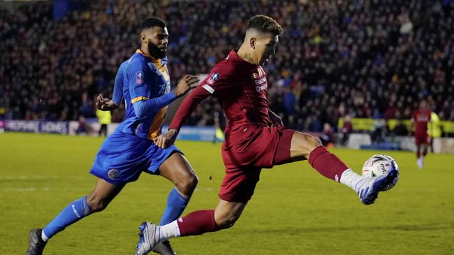Soccer Football - FA Cup Fourth Round - Shrewsbury Town v Liverpool - Montgomery Waters Meadow, Shrewsbury, Britain - January 26, 2020 Liverpool's Roberto Firmino in action REUTERS/Andrew Yates Soccer Football - FA Cup Fourth Round - Shrewsbury Town v Liverpool - Montgomery Waters Meadow, Shrewsbury, Britain - January 26, 2020 Liverpool's Roberto Firmino in action REUTERS/Andrew Yates