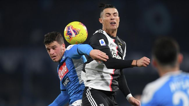 Soccer Football - Serie A - Napoli v Juventus - Stadio San Paolo, Naples, Italy - January 26, 2020 Juventus' Cristiano Ronaldo in action with Napoli's Diego Demme REUTERS/Alberto Lingria Soccer Football - Serie A - Napoli v Juventus - Stadio San Paolo, Naples, Italy - January 26, 2020 Juventus' Cristiano Ronaldo in action with Napoli's Diego Demme REUTERS/Alberto Lingria