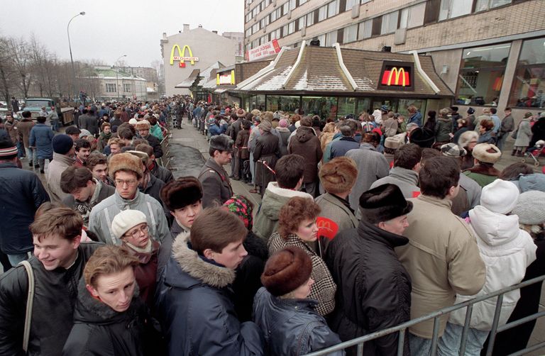 Очередь у ресторана Макдональдс на Пушкинской площади в Москве в день открытия Очередь у ресторана Макдональдс на Пушкинской площади в Москве в день открытия