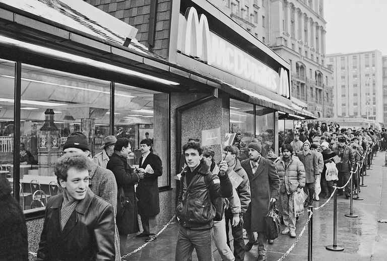 31 января 1990 года на Пушкинской площади открылся первый в Москве советско-канадский ресторан Макдональдс, у входа в который образовалась огромная очередь желающих попасть в рестора 31 января 1990 года на Пушкинской площади открылся первый в Москве советско-канадский ресторан Макдональдс, у входа в который образовалась огромная очередь желающих попасть в рестора