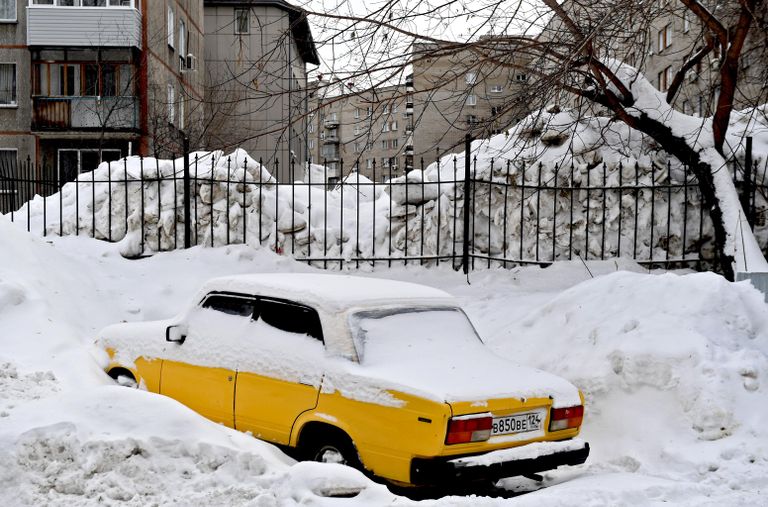 Сугробы в одном из дворов Новосибирска Сугробы в одном из дворов Новосибирска