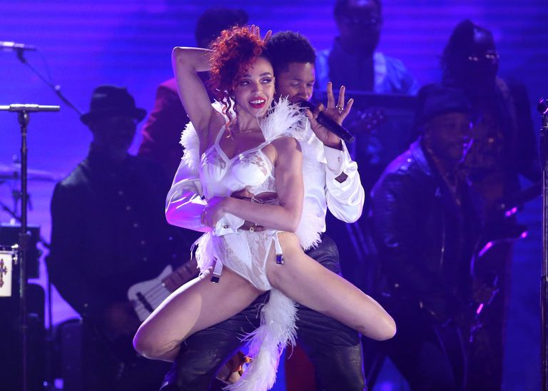 Ашер и FKA Twigs во время выступления на церемонии вручения премии Грэмми в Лос-Анджелесе Ашер и FKA Twigs во время выступления на церемонии вручения премии Грэмми в Лос-Анджелесе
