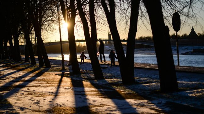 Семья во время прогулки на набережной Семья во время прогулки на набережной