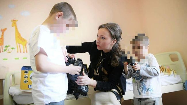 Детский омбудсмен Анна Кузнецова навестила в больнице детей, которых отец оставил в аэропорту Шереметьево Детский омбудсмен Анна Кузнецова навестила в больнице детей, которых отец оставил в аэропорту Шереметьево