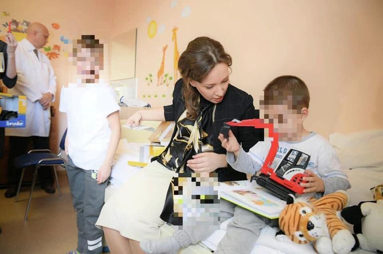 Детский омбудсмен Анна Кузнецова навестила в больнице детей, которых отец оставил в аэропорту Шереметьево Детский омбудсмен Анна Кузнецова навестила в больнице детей, которых отец оставил в аэропорту Шереметьево