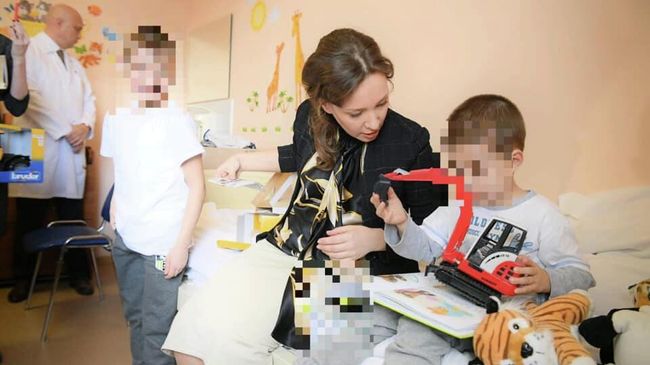 Детский омбудсмен Анна Кузнецова навестила в больнице детей, которых отец оставил в аэропорту Шереметьево Детский омбудсмен Анна Кузнецова навестила в больнице детей, которых отец оставил в аэропорту Шереметьево