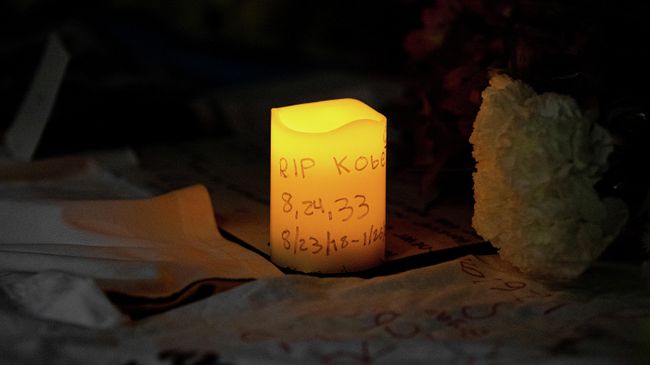 Jan 26, 2020; Ardmore, Pennsylvania, USA; Mourners leave a memorial outside Lower Merion High School after the sudden passing of NBA Kobe Bryant. Mandatory Credit: Bill Streicher-USA TODAY Sports Jan 26, 2020; Ardmore, Pennsylvania, USA; Mourners leave a memorial outside Lower Merion High School after the sudden passing of NBA Kobe Bryant. Mandatory Credit: Bill Streicher-USA TODAY Sports