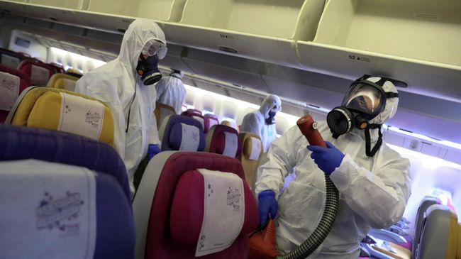 Обработка салона самолета авиакомпании Thai Airways в международном аэропорту Суварнабхуми в Бангкоке Обработка салона самолета авиакомпании Thai Airways в международном аэропорту Суварнабхуми в Бангкоке