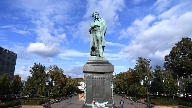 Памятник А. С. Пушкину на Пушкинской площади в Москве