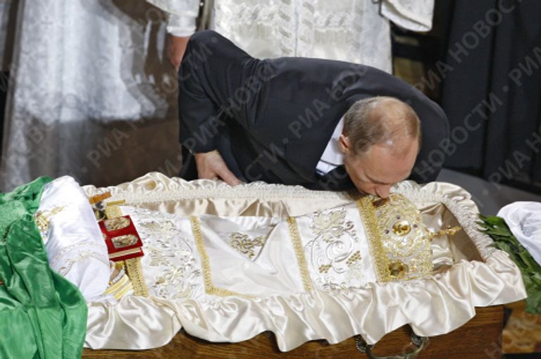 Премьер-министр РФ В. Путин у гроба патриарха Алексия II Премьер-министр РФ В. Путин у гроба патриарха Алексия II