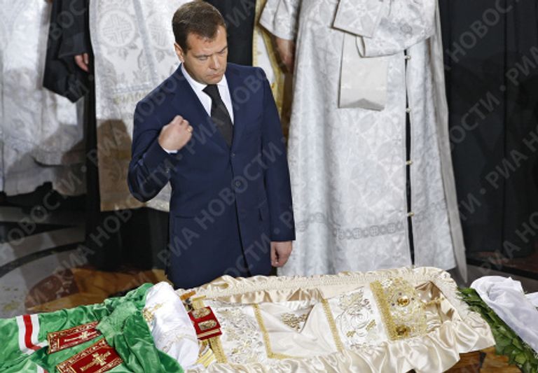 Президент РФ Д. Медведев у гроба патриарха Алексия II Президент РФ Д. Медведев у гроба патриарха Алексия II