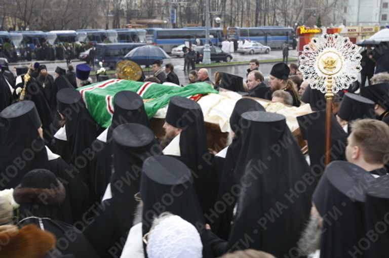 Траурная процессия с гробом патриарха Алексия II Траурная процессия с гробом патриарха Алексия II