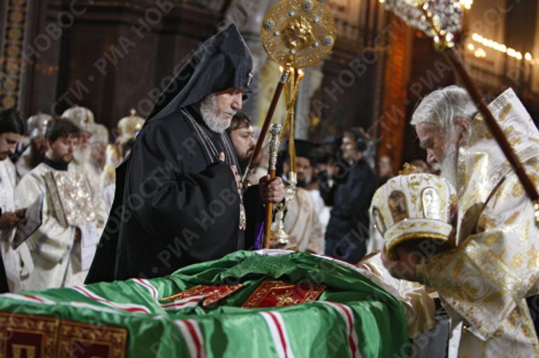 Верховный Патриарх и Католикос всех армян Гарегин II у гроба патриарха Алексия II Верховный Патриарх и Католикос всех армян Гарегин II у гроба патриарха Алексия II