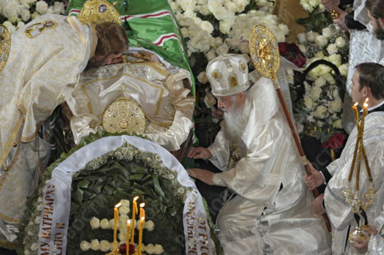 У гроба с телом патриарха Алексия II У гроба с телом патриарха Алексия II