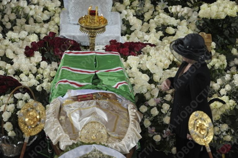 Супруга премьер-министра Владимира Путина Людмила во время прощания с патриархом Алексием II Супруга премьер-министра Владимира Путина Людмила во время прощания с патриархом Алексием II