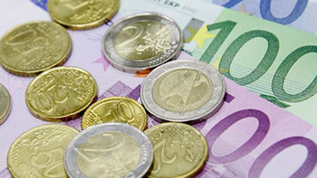 Официальный курс евро на понедельник составляет 38,77 рубля Официальный курс евро на понедельник составляет 38,77 рубля