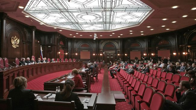Госдума приняла закон о передаче Совфеду права назначать главу КС Госдума приняла закон о передаче Совфеду права назначать главу КС