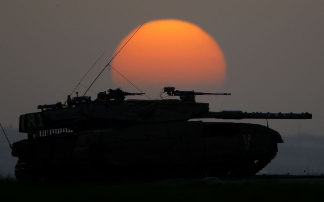Израильская бронетехника на границе сектора Газа Израильская бронетехника на границе сектора Газа