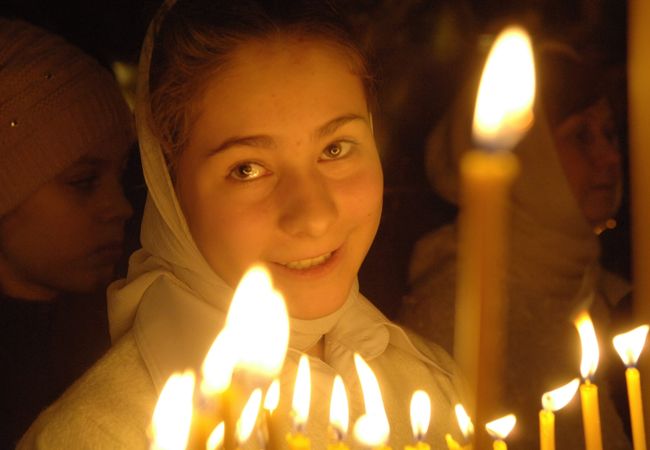 Более трех тысяч верующих встречают Рождество в храме Христа Спасителя