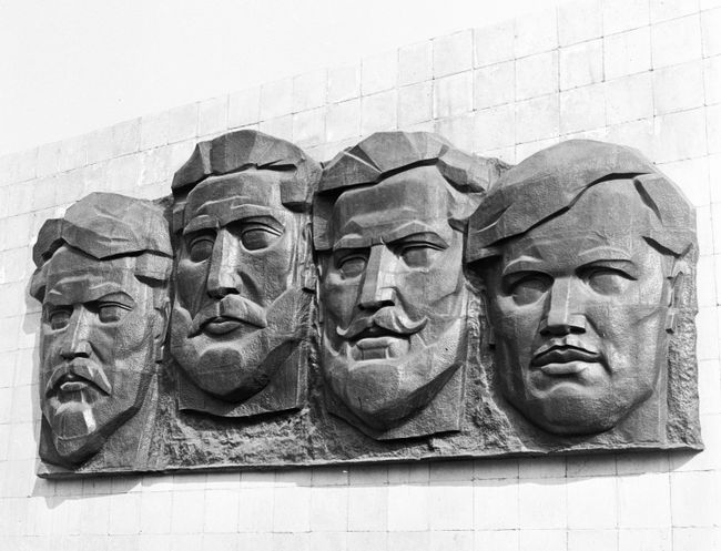 Барельеф на братской могиле 26 бакинских комиссаров