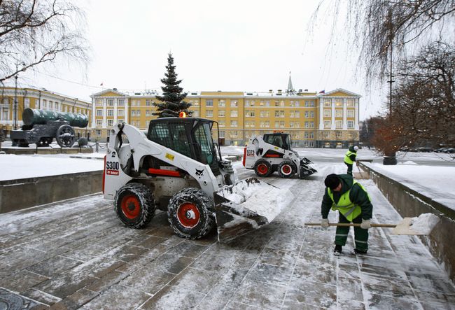 Уборка снега на территории Кремля. Архив